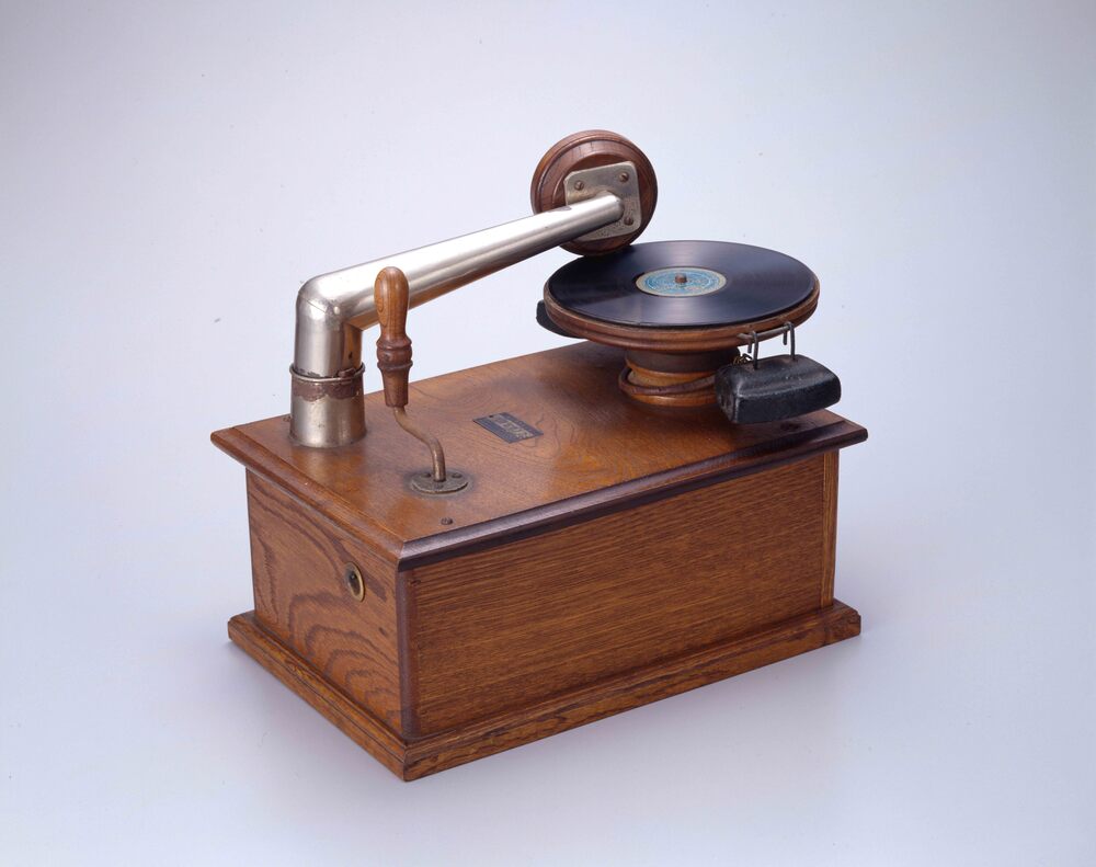 クトウ円盤式蓄音機 | ToMuCo - Tokyo Museum Collection