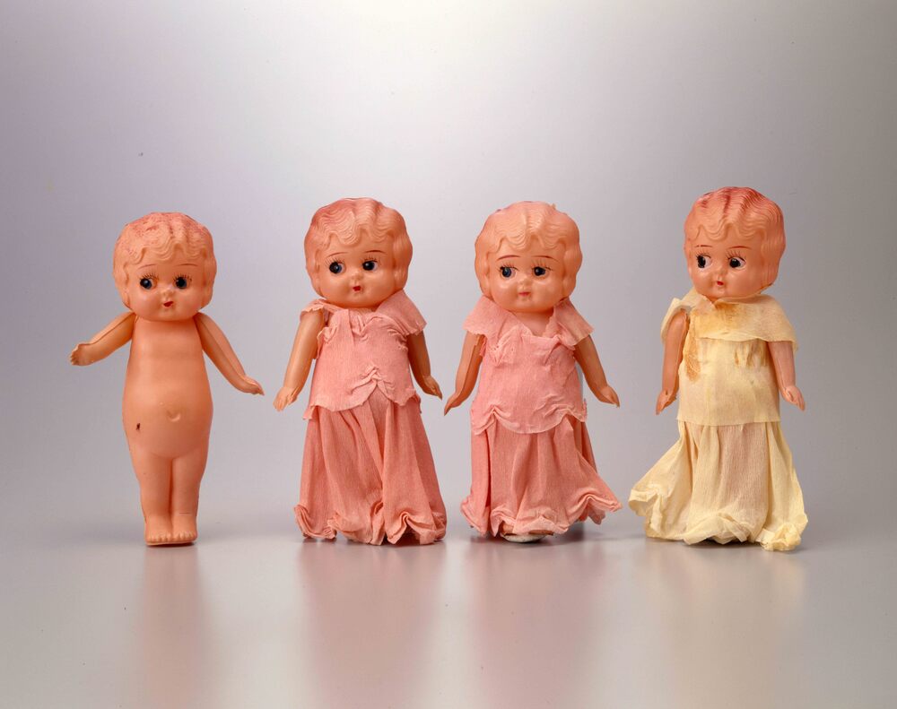 セルロイド人形 巻髪女子(白衣装付) | ToMuCo - Tokyo Museum Collection