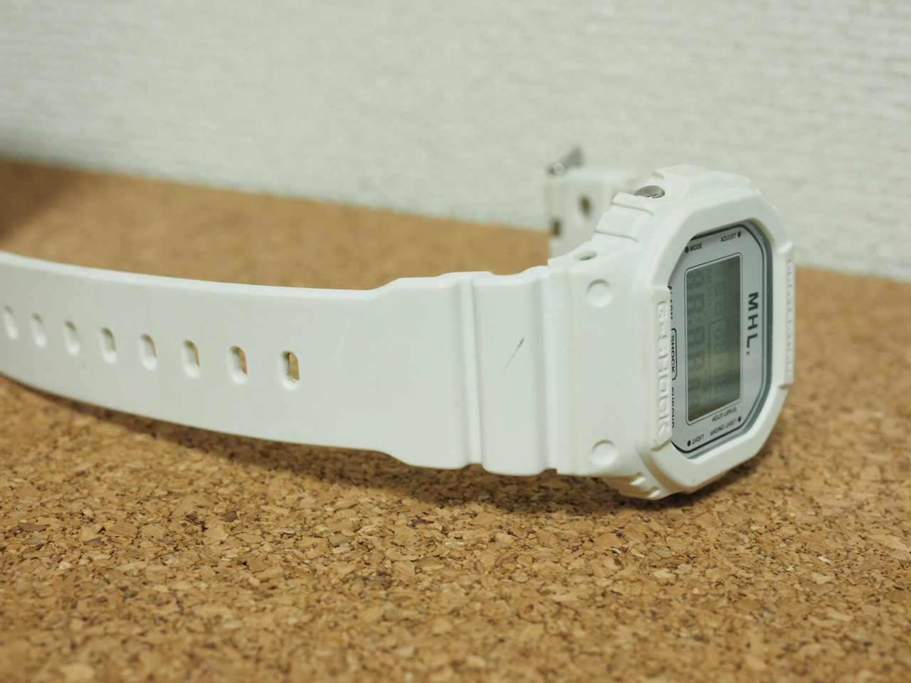 MHL×G-SHOCKコラボ(白)を購入して2年のレビュー 夏の遊びにおすすめ -