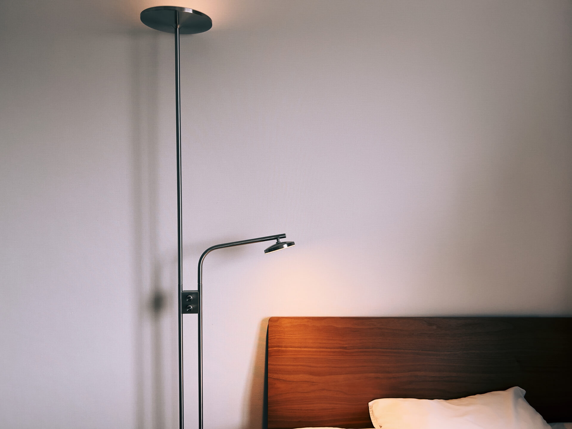 IKEA『イスヤクト』レビュー｜無機質インテリアに合う最高の照明