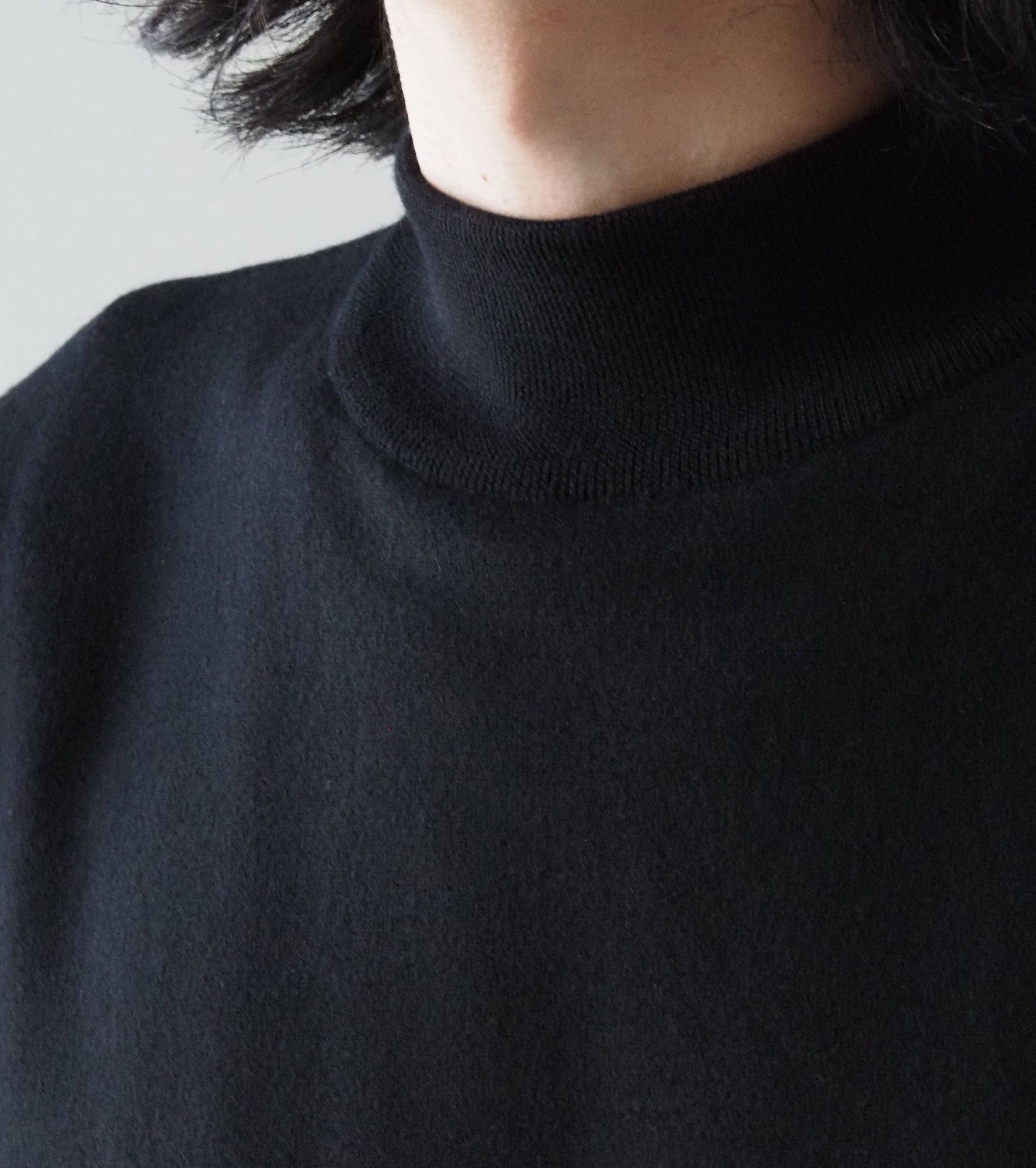 COMOLI ウール モックネック ニット, Black – Navyblue