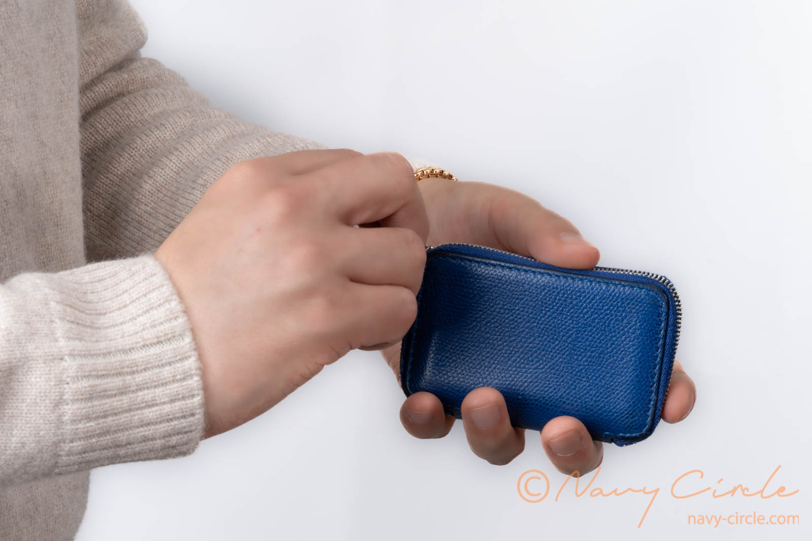 私の愛用品 (11) Valextraのミニ財布 | Navy Circle