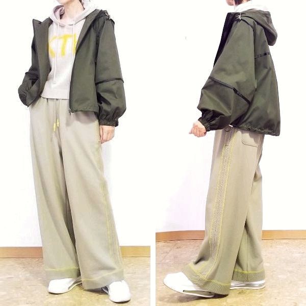 大きさが可愛いオリーブグリーンのマウンテンパーカーをコーディネート