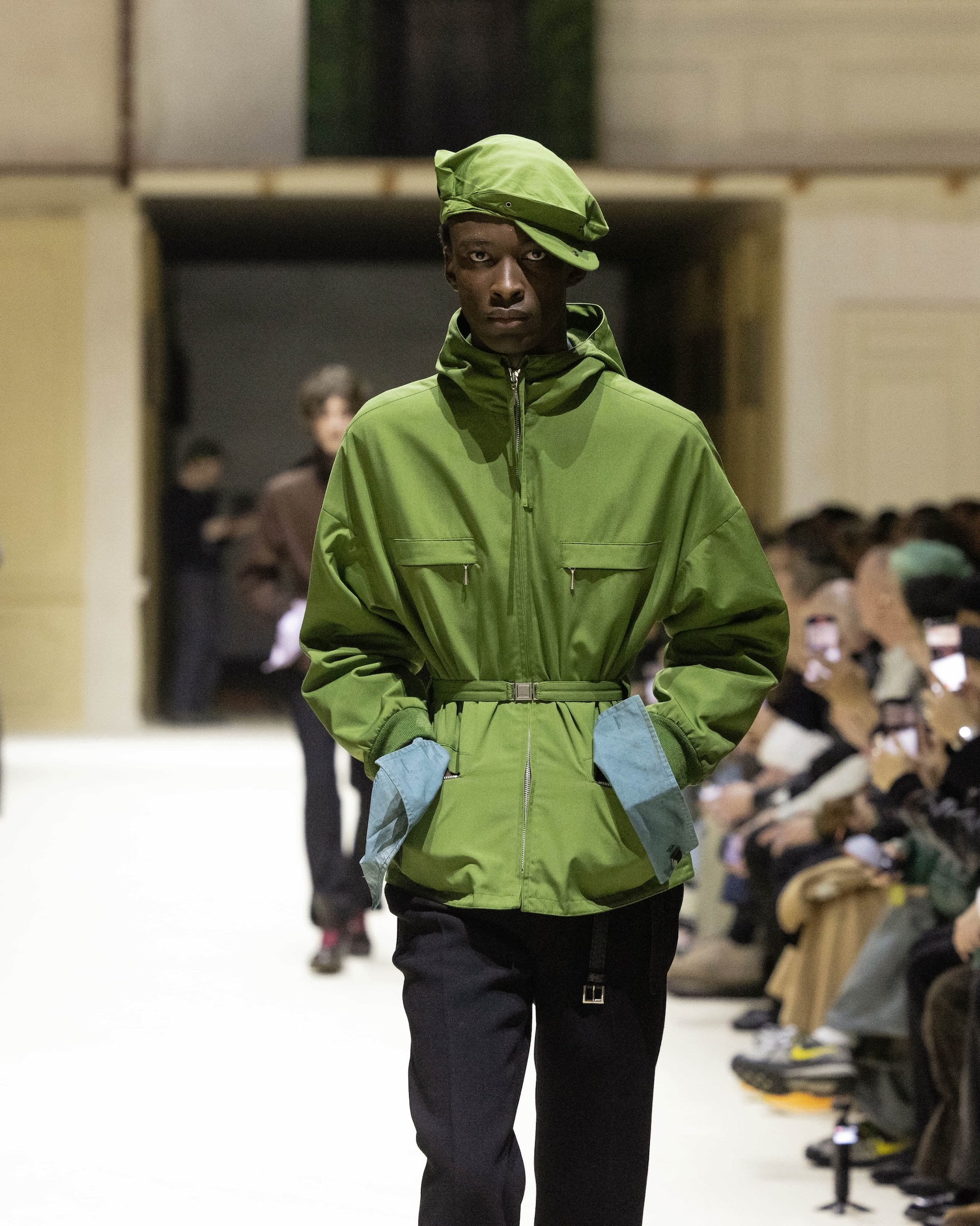 プラダの最新ショーが揺るがすメンズファッションのあり方【2026-27年