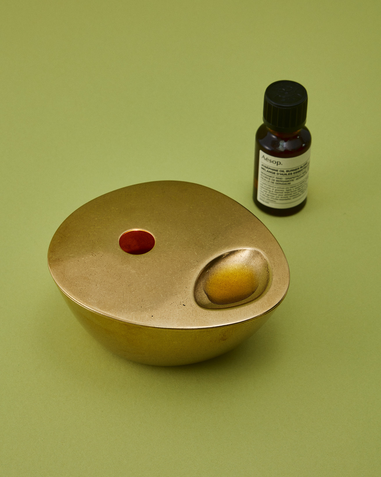 イソップ〉のオイルバーナーで広がる精油の香り。洗練されたデザインと