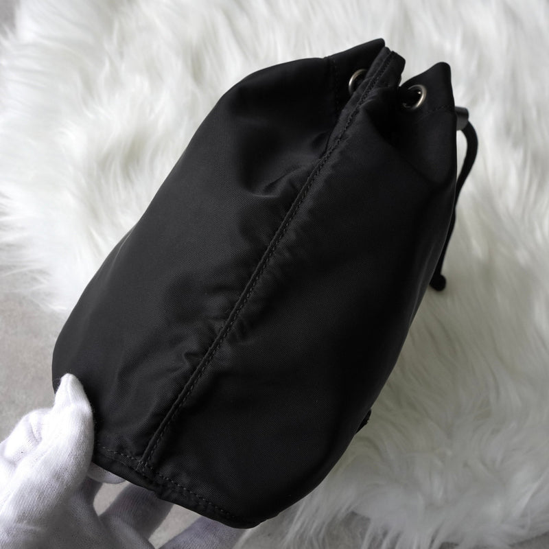 プラダ ナイロン 巾着 バッグ ポーチ トライアングルロゴ ブラック