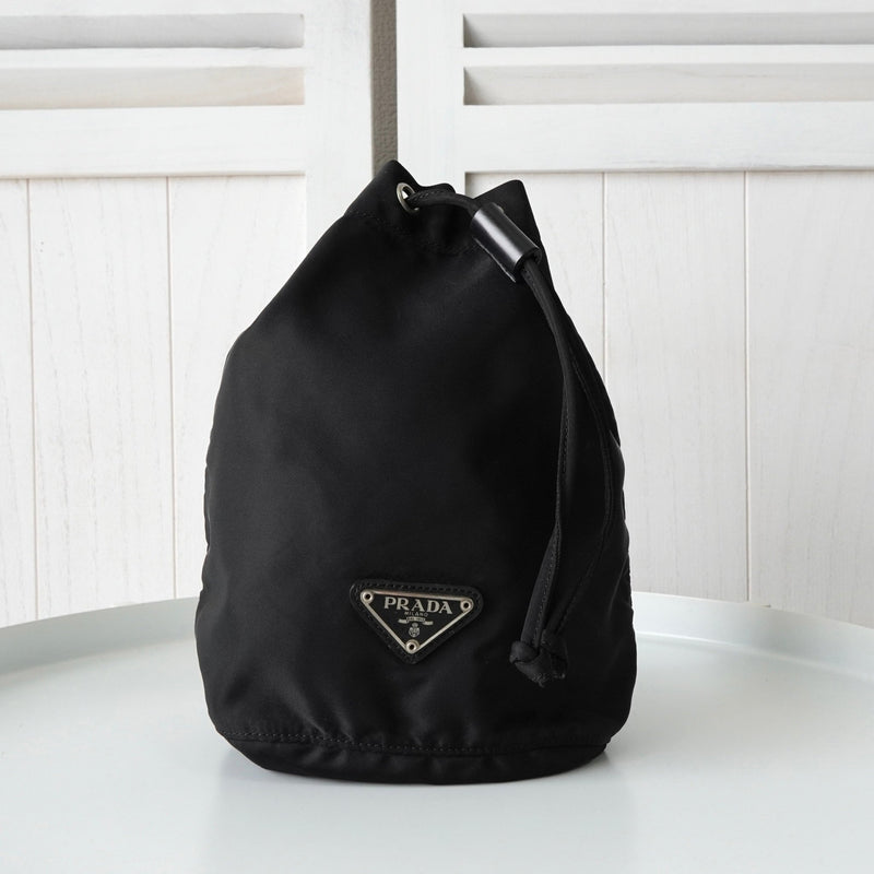 プラダ ナイロン 巾着 バッグ ポーチ トライアングルロゴ ブラック