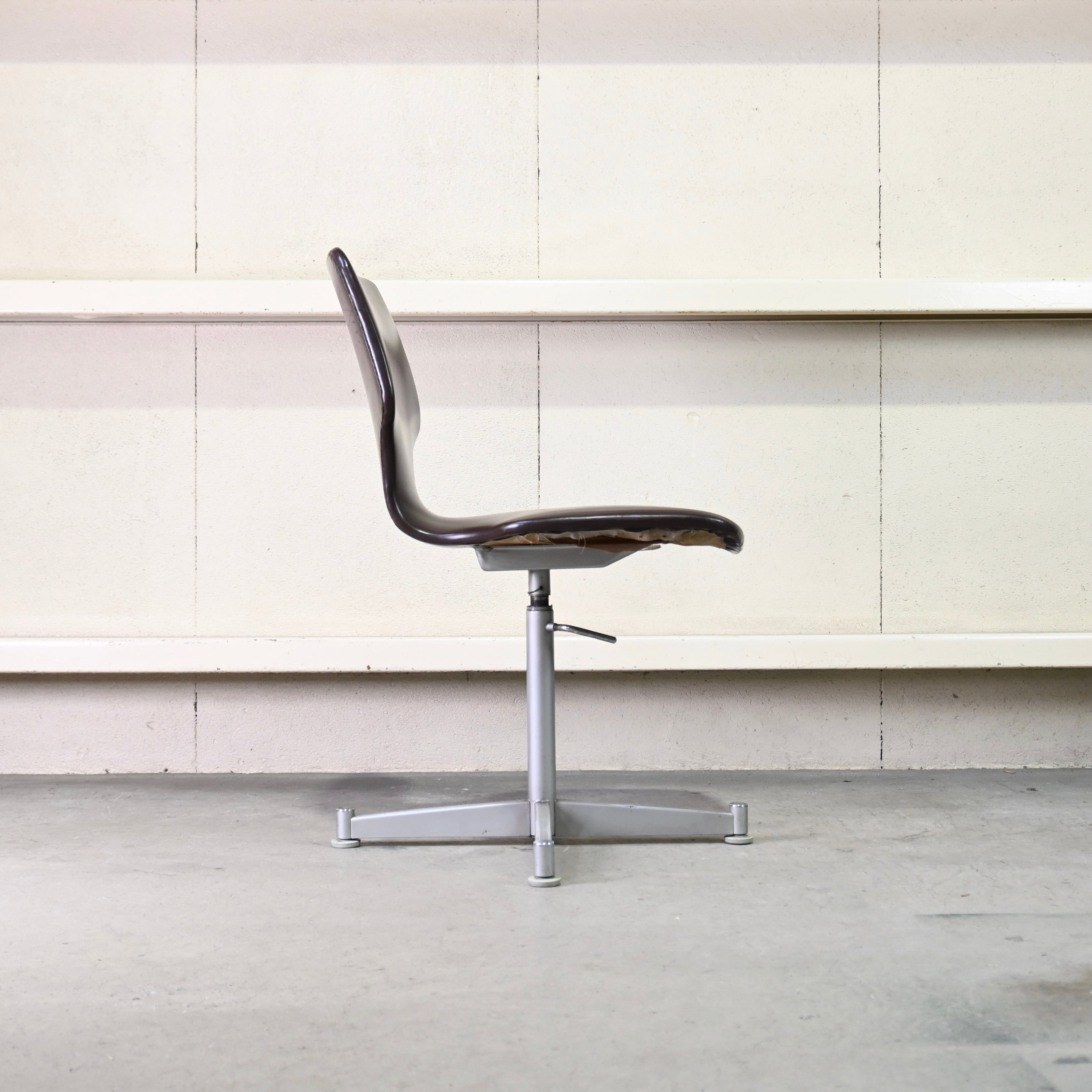 Nisso Hi - Mold Desk chair Brown Japanese modern / ニッソーハイ