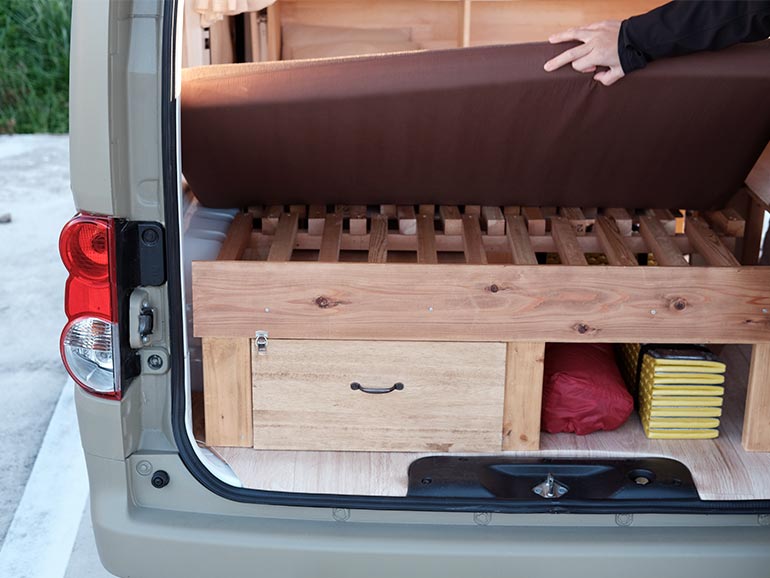 自作して分かった】車中泊のベッドをDIYする方法！天板や脚におすすめ