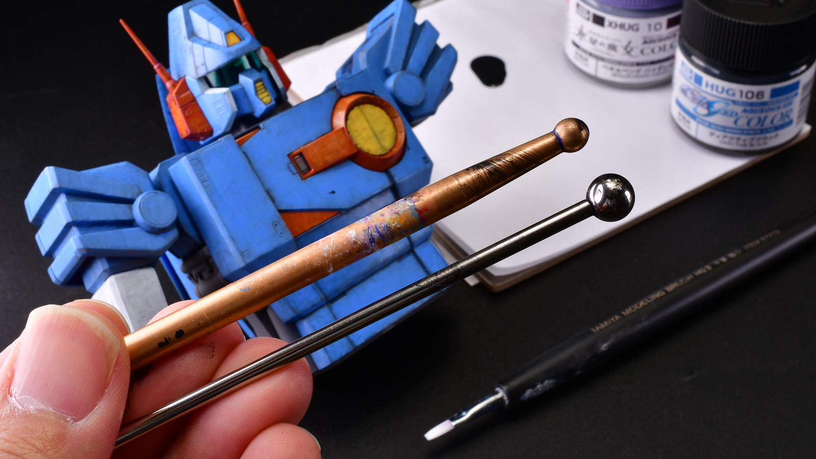プラモの塗料を混ぜる棒の先にあるお玉様で「筆塗りが快適になる秘密