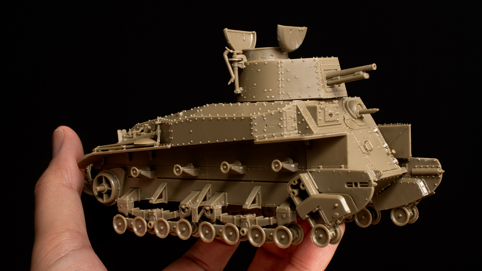 リベット車体を貼り合わせる楽しさで満腹になる超傑作戦車模型