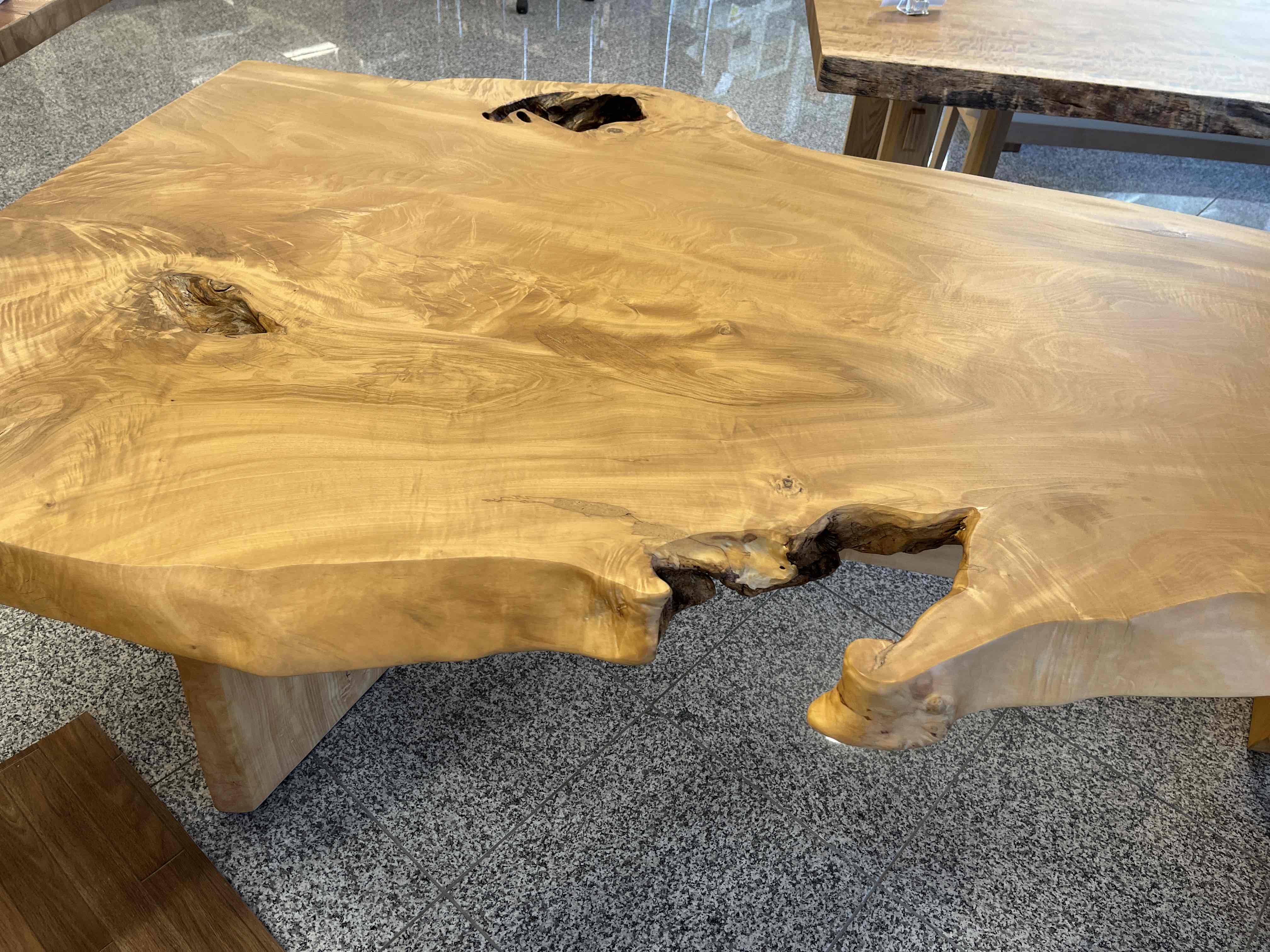 トチノキ一枚板 | 家具の西口木工