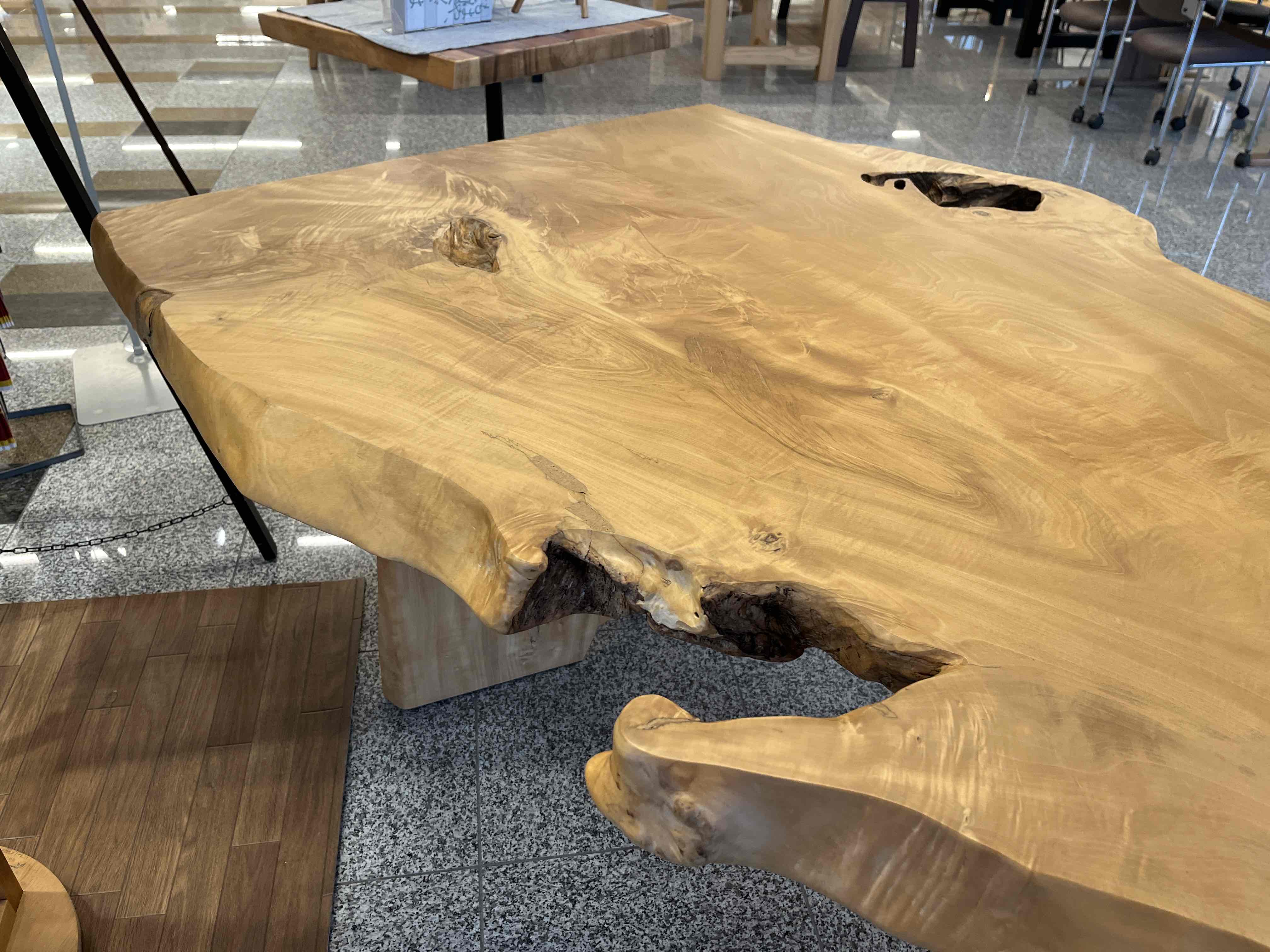 トチノキ一枚板 | 家具の西口木工