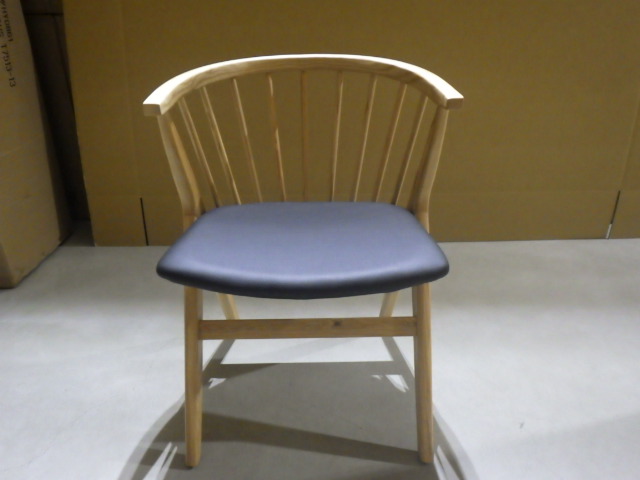 新入荷ダイニングチェアの御紹介 高級感漂う木製スピンドルバック