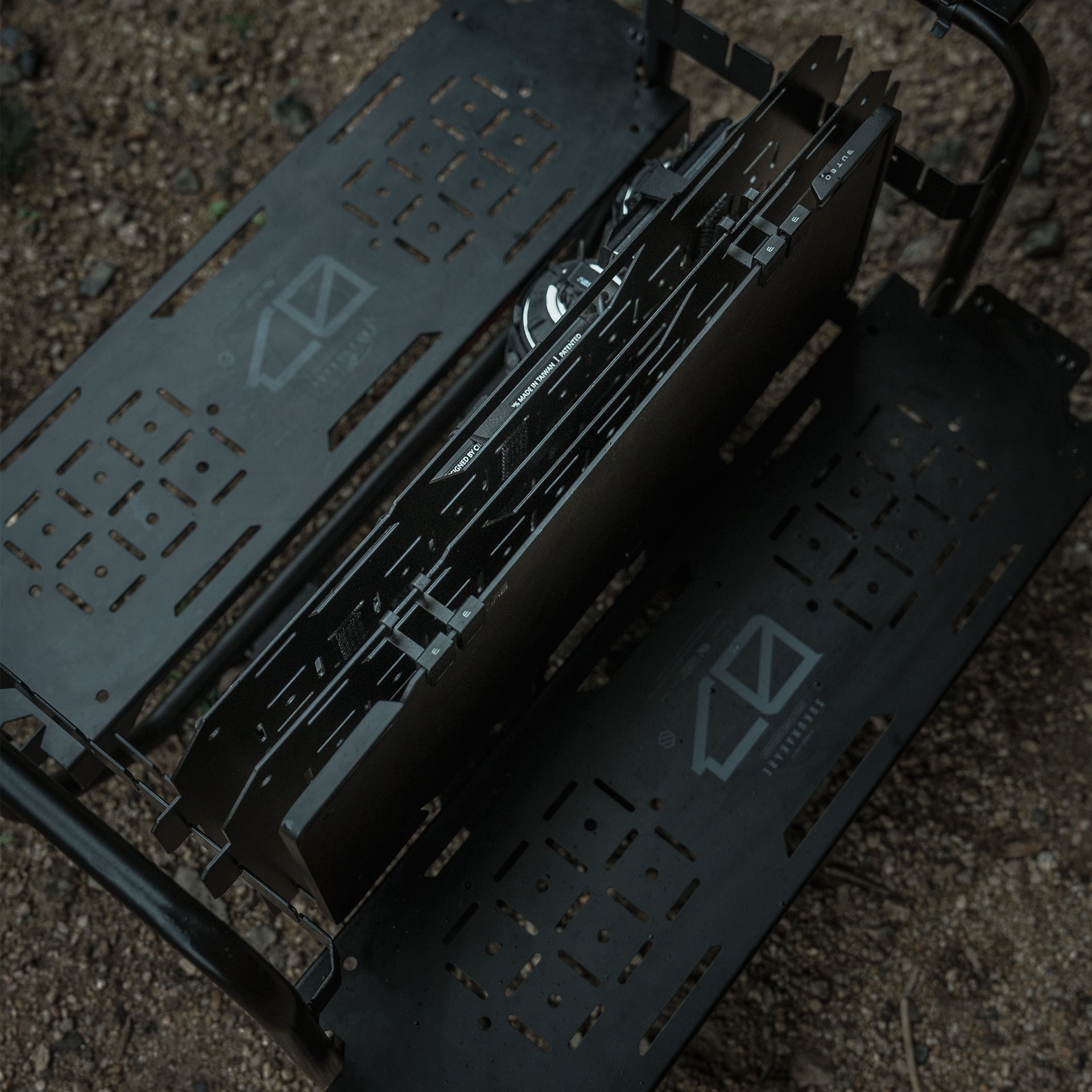 07 SUKUNAKARE - MAT BLACK ｜NUXDI｜オープンフレームコンテナ