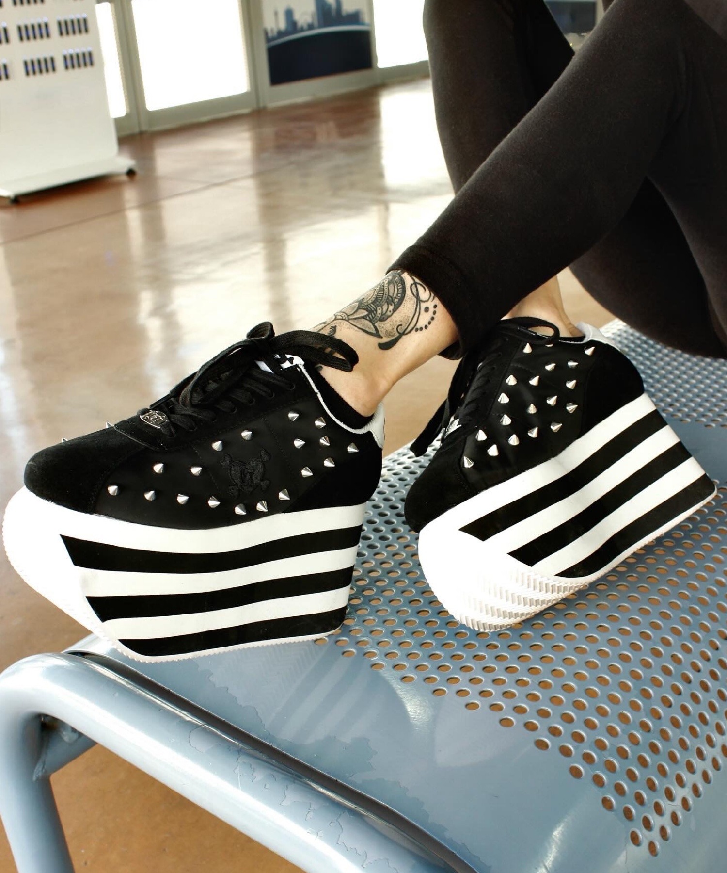 スタッズ ストライプ厚底スニーカー Charla Tedrick│Jeffrey Campbell