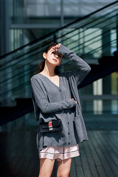 グレーのニットといえば【プラダ｜PRADA】の「名色」Vネック