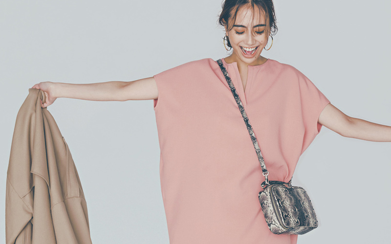 辛口モードな立体フォルムとピンクカラーが絶妙♡ 大人のフェミニンを