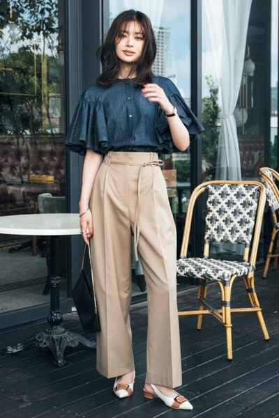 9/12のコーデ】ふわりと広がる袖がレディなデニムブラウスは、細身