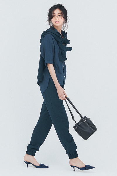 名品！ マノロ ブラニクのスエードミュールは、「ネイビー」が使える