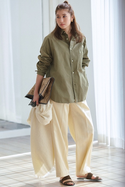 ドロップショルダーとは｜その特徴や着こなしのコツをスタイリストが