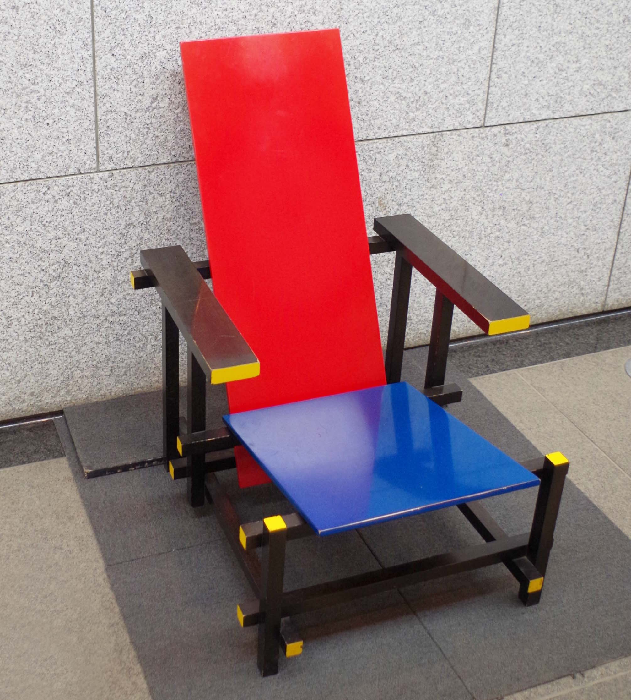 元は単色だったヘリット・トーマス・リートフェルトの「レッド＆ブルー