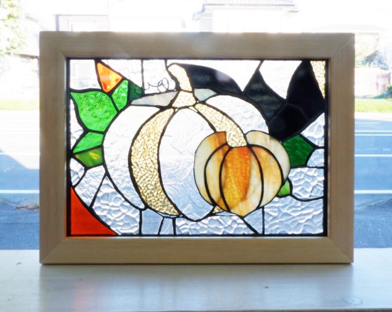 生徒さんの作品。かぼちゃのステンドグラスパネル(木枠) | ステンド