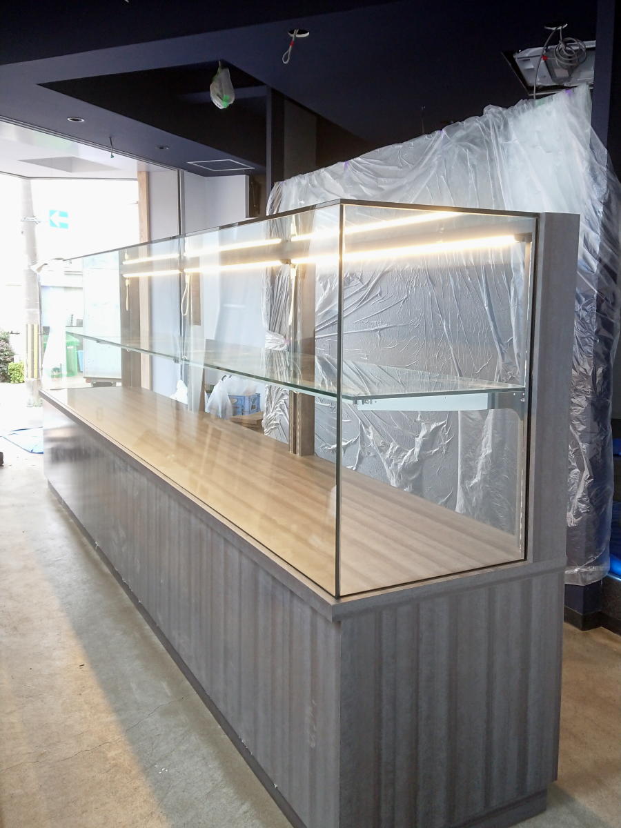 多くの人々に助けられパン屋さんのガラスケース無事納品完了 | パイン