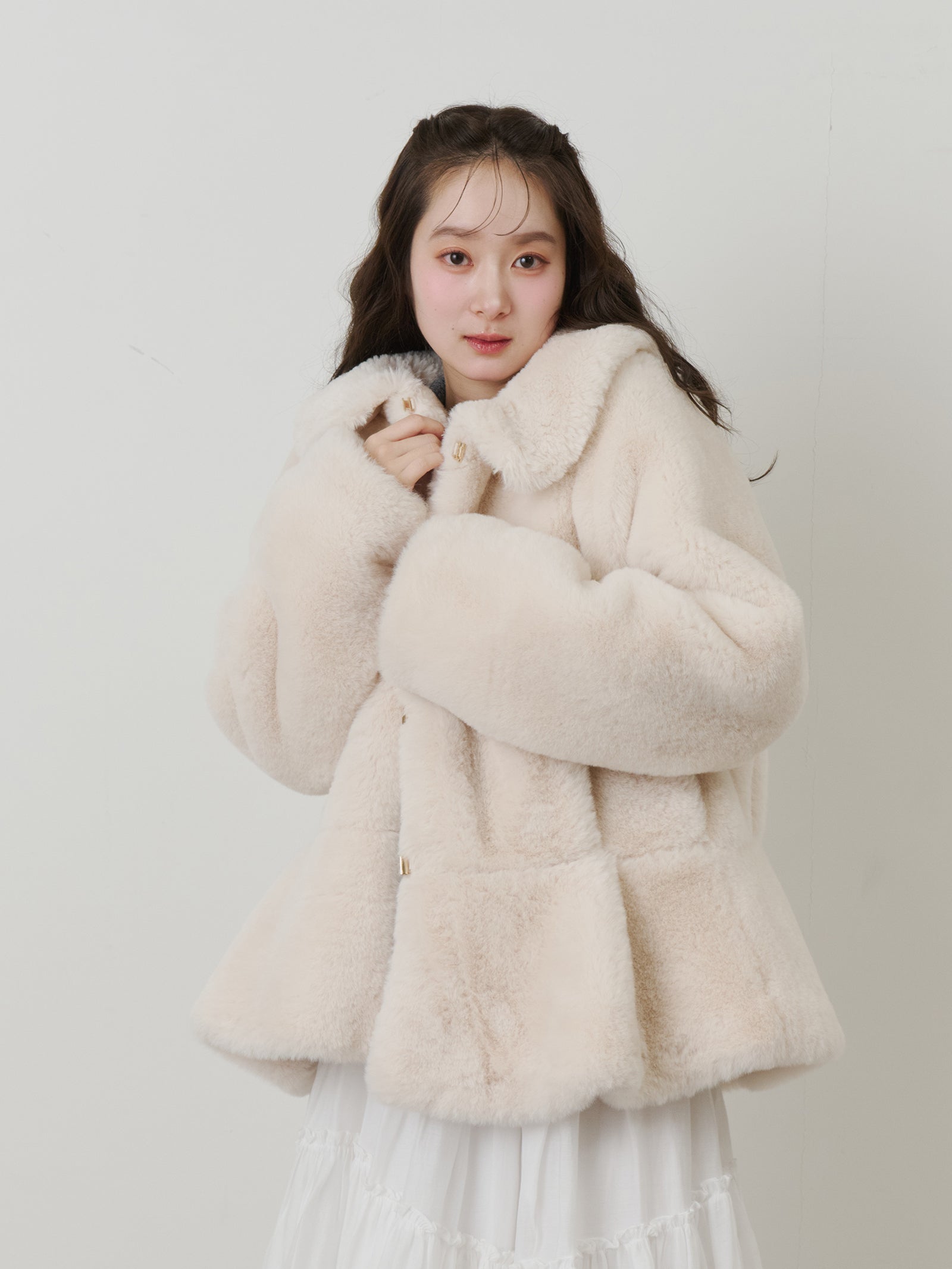 フラッフィーラウンドカラーペプラムファーコート