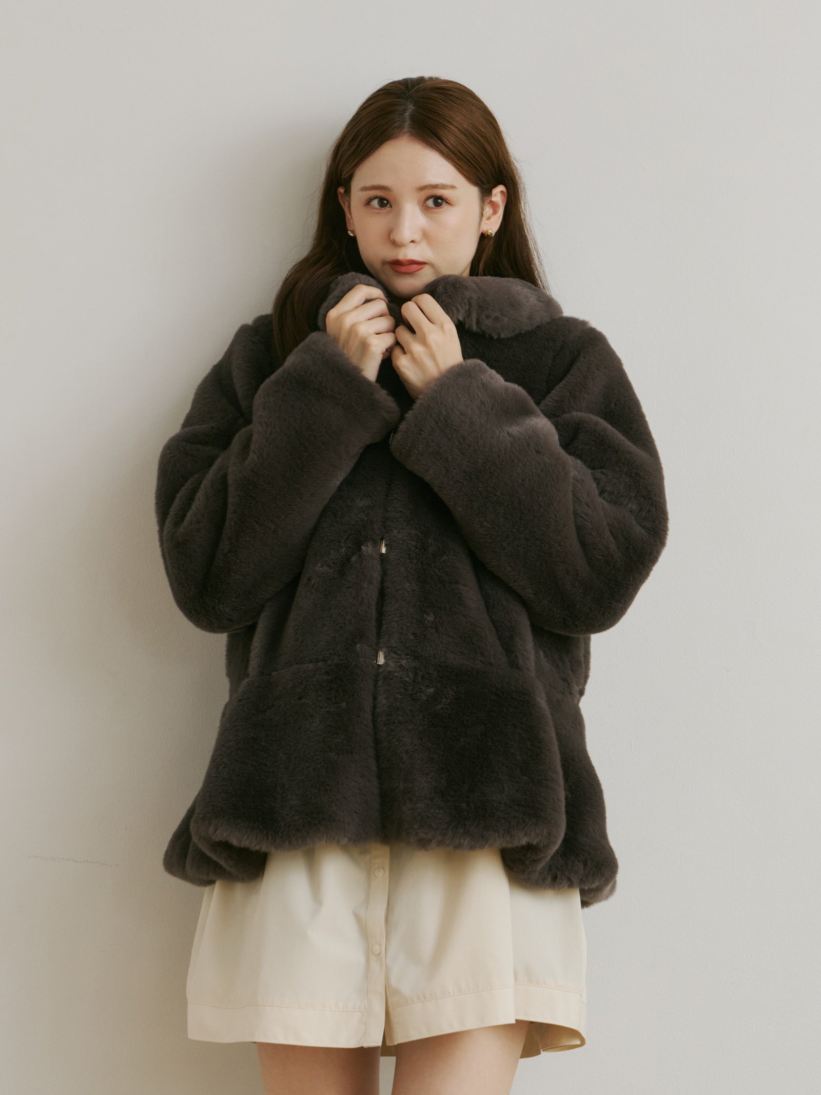 フラッフィーラウンドカラーペプラムファーコート