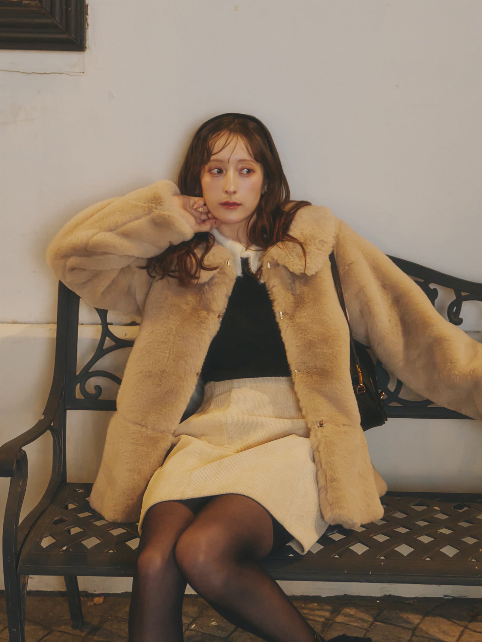 フラッフィーラウンドカラーペプラムファーコート