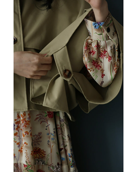 ゆるやかなカーブシルエットのモモンガショートトレンチコート – ONE