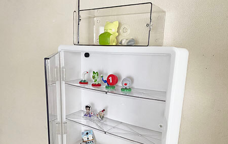 100均ダイソーにも「扉付コレクションボックス・ディスプレイケース