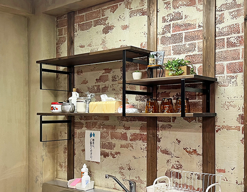 ドラマに採用されたインダストリアルデザインのオープン階段・壁掛け棚