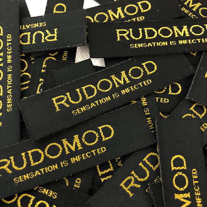 本格的なオリジナル刺繍タグ（織ネーム） - オリジナルアパレル