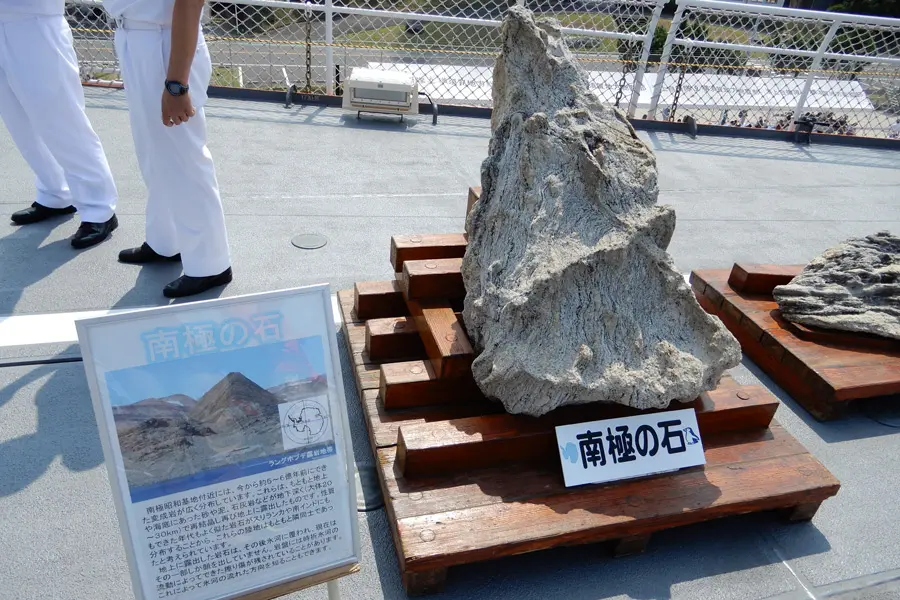 南極観測船しらせが持ち帰る「南極の氷」は何のため？意外と重要な物資