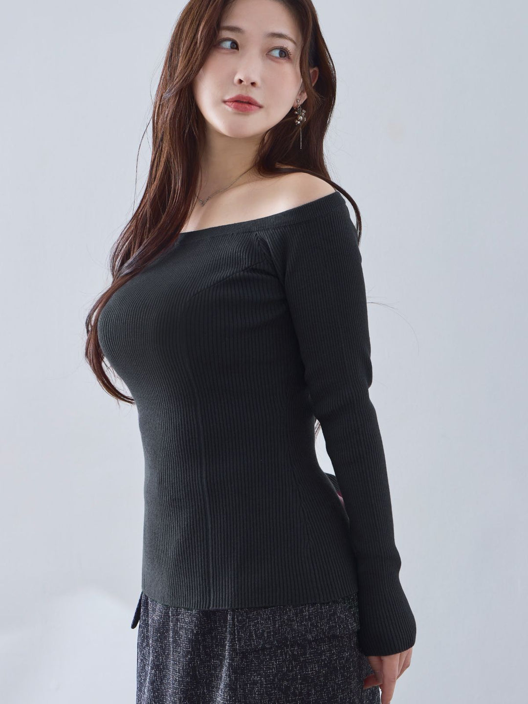 半透明ブラ紐付き オフショルパネルニット：チャコール│胸が大きな