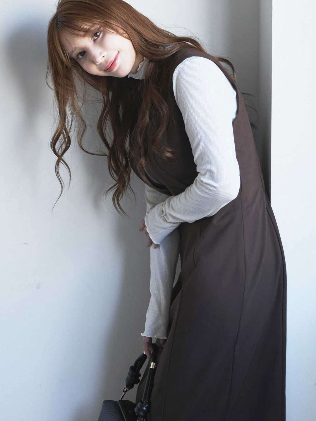 キーネックジャンパースカート：ダークブラウン│胸が大きな女性のため