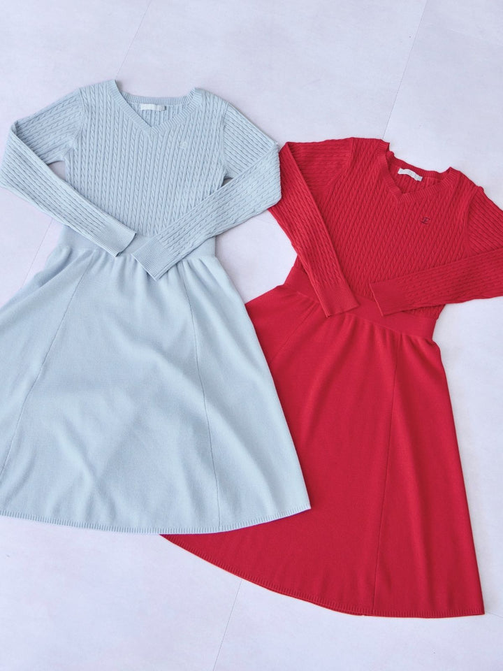 overE's HOLIDAY Aラインケーブルニットワンピース：ペールブルー│胸