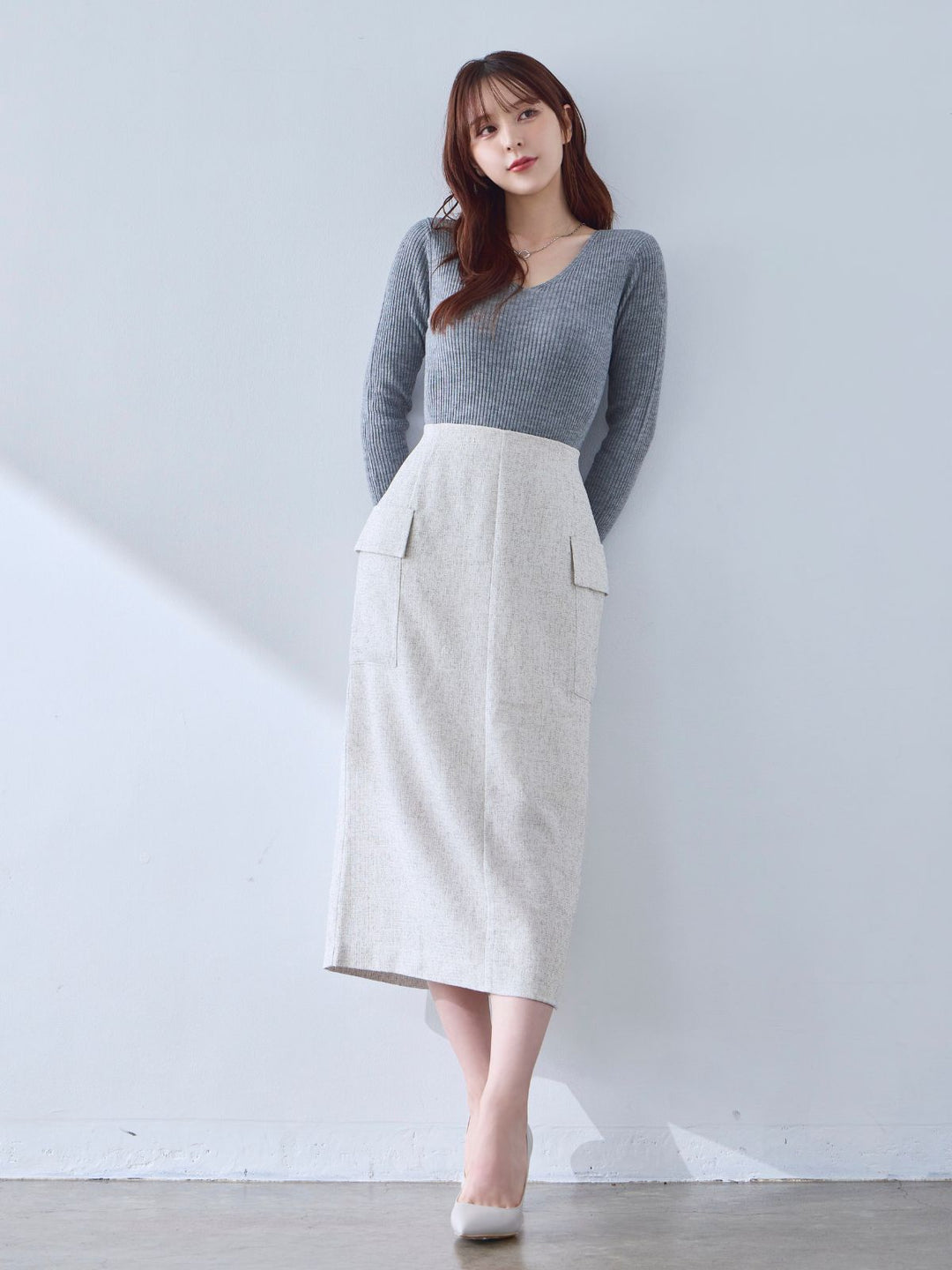 ツイードライクセミタイトスカート：ミックスホワイト│胸が大きな女性