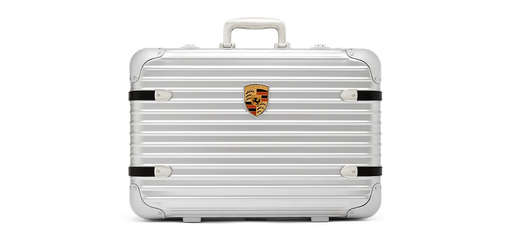 ドイツを象徴する2大ブランド！リモワとポルシェの限定コラボ、ハンド