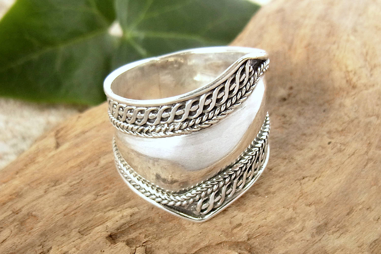 バリ島シルバーリングNo.A-BRI-060|シンプルな装飾が両縁に施された流