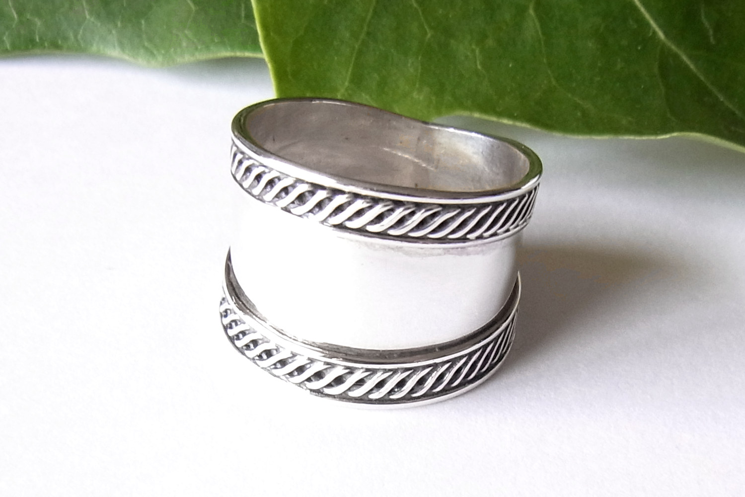 バリ島シルバーリングNo.A-BRI-063|シンプルな装飾が両縁に施された