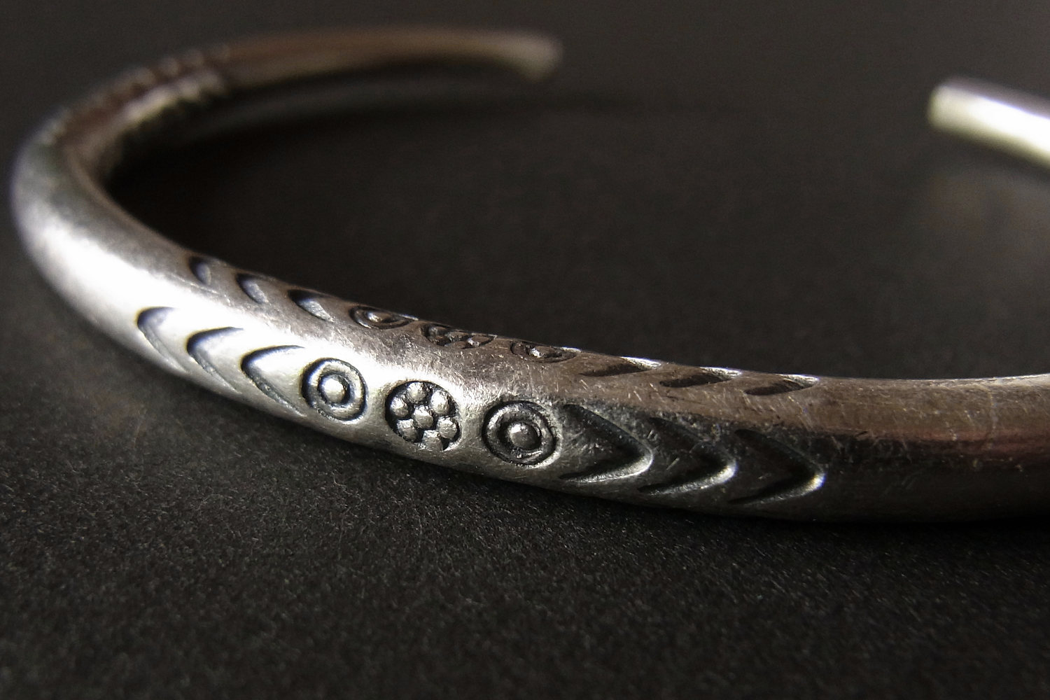 PANDAN TREE】カレン族シルバーバングルNo.A-KBA-323|魔除けや魚などの