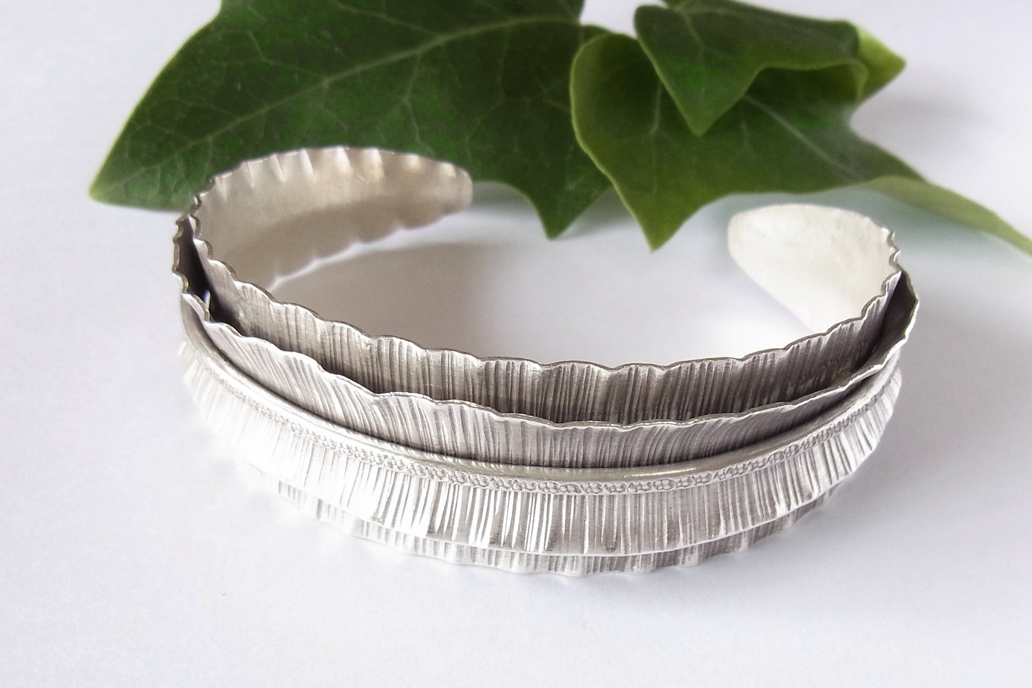 PANDAN TREE】カレン族シルバーバングルNo.A-KBA-329|二重のフリルの