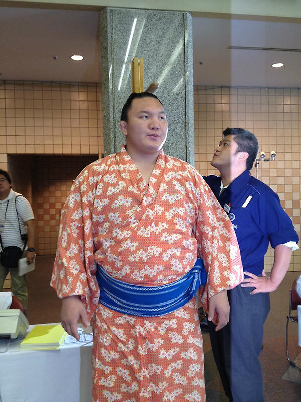 本日、年に2回の力士の健康診断でした！ 横綱、白鵬も毎回身長を測り