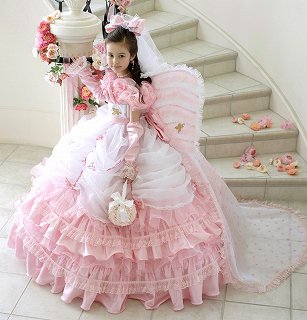 ウェディングドレスで思い出したが、今見ても松田聖子さんプロデュース