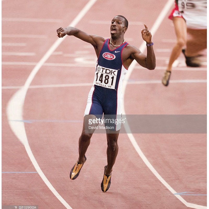 マイケル・ジョンソン 400m 43.18のスパイク画像がみつからないので
