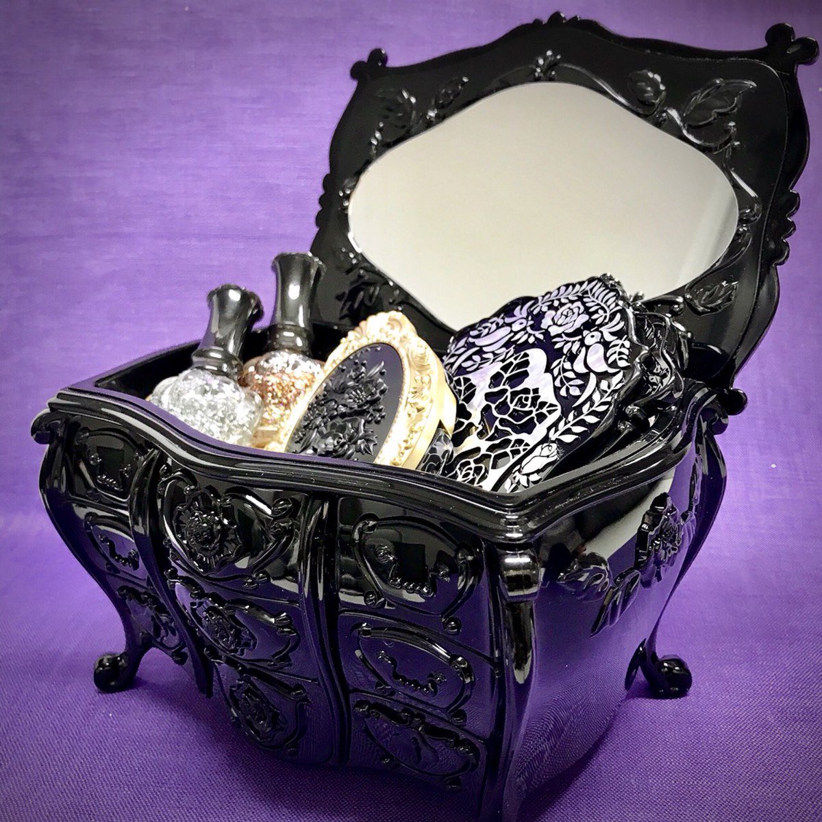 アンティーク調の小さなドレッサー、お気に入りのアイテムをしのばせて