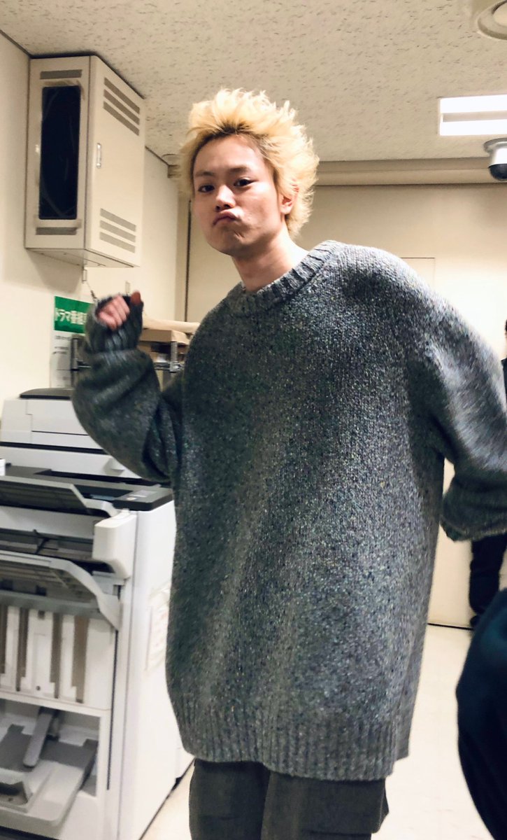 菅田将暉の私服 首元と袖口にリブがついたグレーのオーバーサイズ